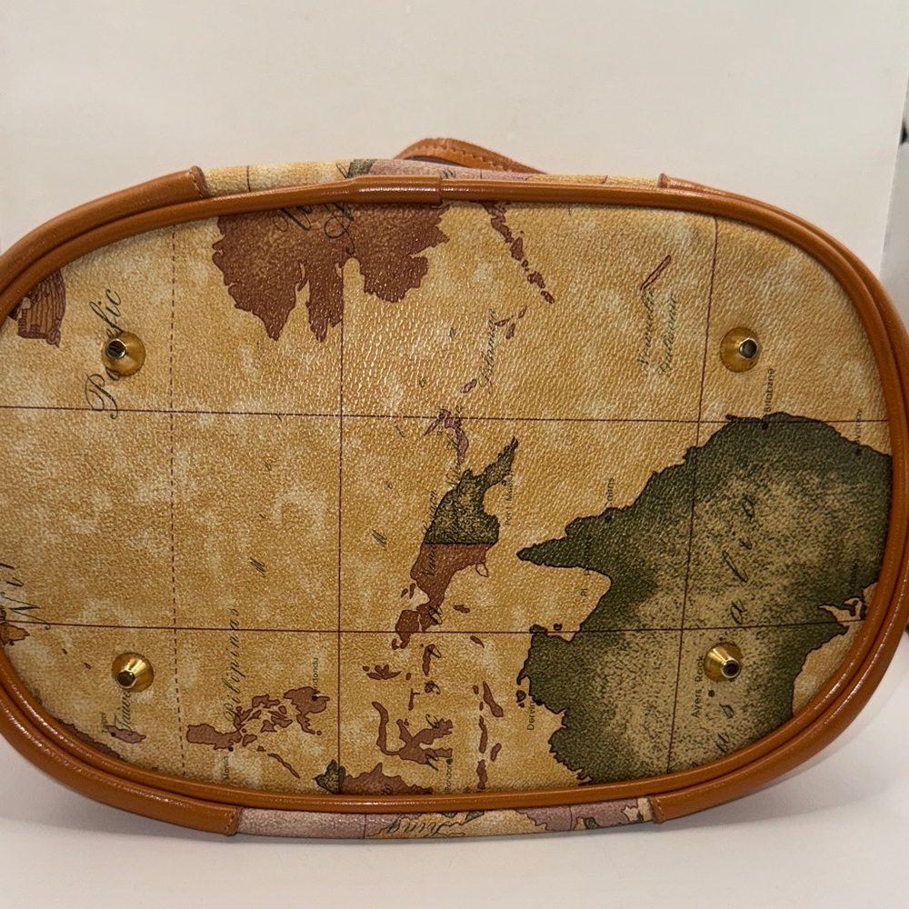 Nucelle world map bucket bag - Picture 8 of 11